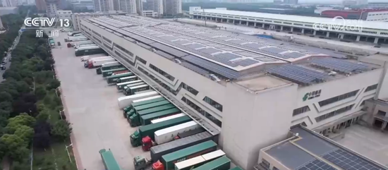 快递“小包裹”澎湃经济大活力 前4个月我国快递业务量累计完成645.7亿件
