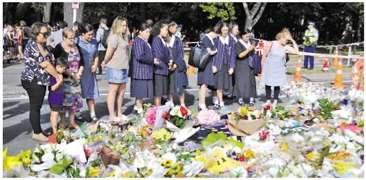 枪击案发生后，新西兰全国各地持续展开悼念活动。图为3月20日，新西兰克赖斯特彻奇市，一些中学生在枪击案现场向死难者致哀。　　　新华社记者　卢怀谦　摄