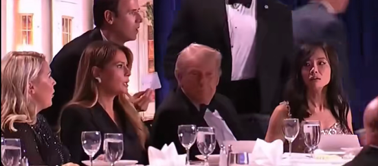 枪击案发生时，特朗普旁边的华裔女记者是谁？出生于中国厦门，她的提问曾让特朗普愤怒离场，去年出任白宫记者协会主席