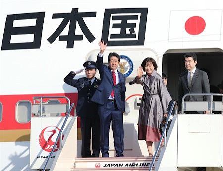1543474328971311.jpg 安倍与夫人昭惠在羽田机场(时事通信社)