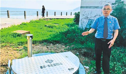青岛市崂山区人民检察院的工作人员来到崂山区某小区，查看小区生活污水直排入海整改情况。 本报记者 李万祥摄
