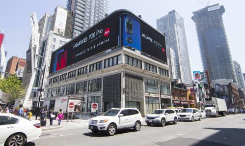 在加拿大多伦多，华为P20系列智能手机广告亮相市中心的邓达斯广场。新华社