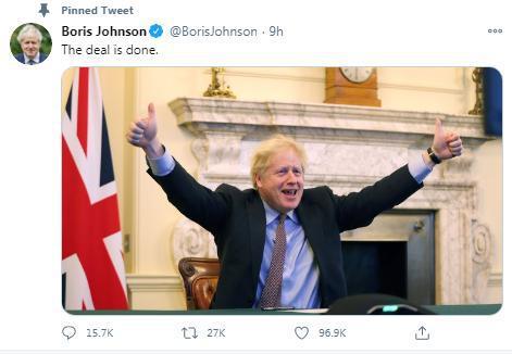  英国首相约翰逊发布了一张自己高举双手大拇指的照片，并发文称，“协议达成。”（图片截自约翰逊社交媒体账号。）