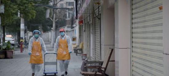  在武汉坚守工作岗位的普通人