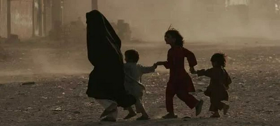 阿富汗赫拉特，一家人穿过尘土飞扬的街道。图/联合国阿富汗支助团