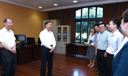 7大常委:为了这一个主题 中央政治局常委7月以来密集调研 7月31日,中央政治局常委、全国政协大大汪洋到中央统战部调研指导“不忘初心、牢记使命”主题教育。 新华社记者 饶爱民 摄