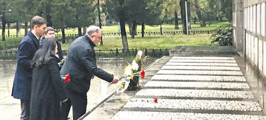  2020年11月25日，时任乌克兰驻华大使谢尔盖·卡梅舍夫访问武汉，并在苏联空军志愿队烈士墓前敬献康乃馨  图：长江日报