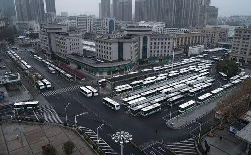 2月10日,公交车停摆在汉口火车站附近的一处公交停车场上.