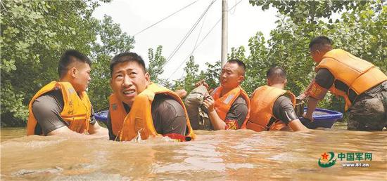  7月18日，第71集团军某旅官兵合力下水堵管涌。桂天翔 摄