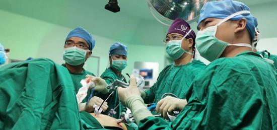 王存川院长在为患者做切胃手术.受访者供图