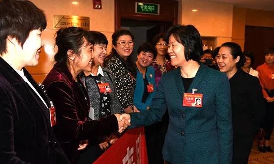 △10月28日，全国妇联主席沈跃跃看望出席中国妇女第十二次全国代表大会的代表