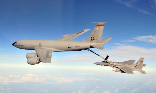 美国空军KC-135加油机正为沙特空军F-15进行加油（资料图，图源：美国空军官方网站）
