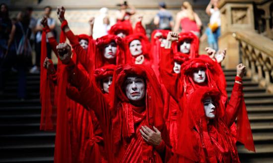  抗议者头戴红色面纱、身披长袍。（图源：《卫报》）