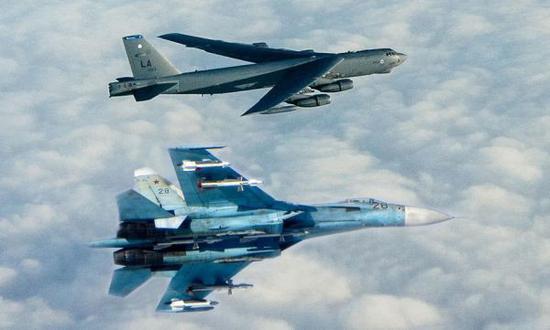 俄军苏-27战机在波罗的海上空拦截美军B-52H轰炸机。