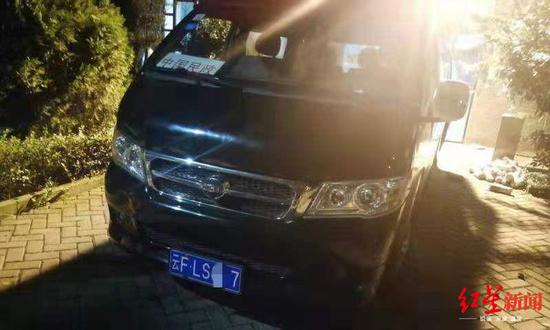 640公里收费2.4万 游客去世疑遭遇“天价运尸费” ▲运送死者遗体的这辆殡葬运尸车,悬挂有“中国民政”标志