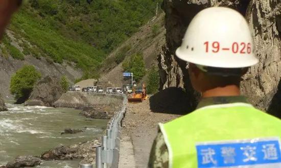  ▲因滑坡路毁，正在交通管制的官兵
