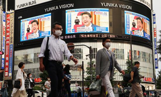 安倍宣布解除紧急状态后的东京新宿街头（日本时事通信社）