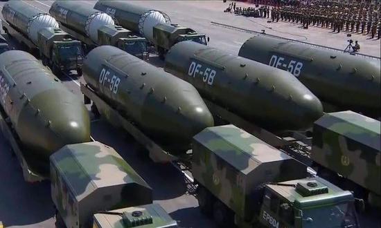 中国阅兵式上的东风-5B核导弹方队（图源：网络）