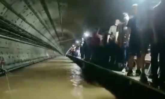 郑州地铁五号线被解救的乘客。图/视频截图