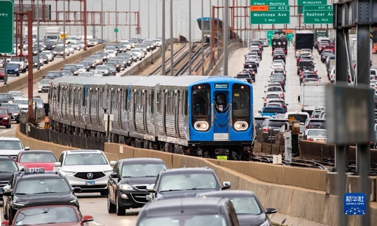 2021年5月6日，挂有7000系列车厢的地铁列车在美国芝加哥载客试运行。7000系列地铁车厢由中国中车青岛四方机车车辆股份有限公司（中车四方）在美国制造组装。新华社发（乔尔·莱纳 摄）