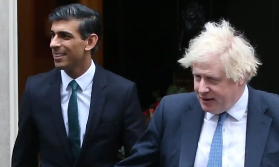英国首相约翰逊(右)和财政大臣苏纳克(资料图)