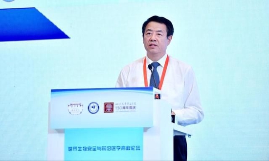 国药集团首席科学家总工程师、中国生物技术股份有限公司董事长杨晓明发言。华西医院图。