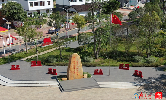 村广场上矗立的巨石成为连樟村的一处地标。