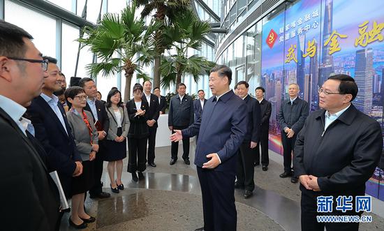  6日上午，习近平在上海中心大厦22层的陆家嘴金融城党建服务中心，同正在联合开展主题党日活动的企业党员亲切交谈。新华社记者 谢环驰 摄