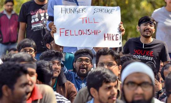 2019年1月，印度研究生参加绝食抗议活动，呼吁增加奖学金。
