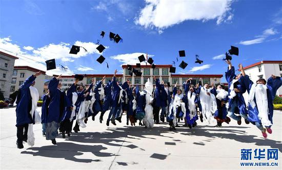 西藏藏医学院硕士毕业生欢庆顺利毕业（2018年6月14日摄）。新华社记者 晋美多吉摄
