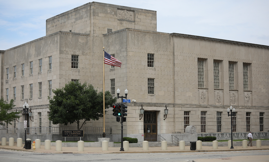 被告克里斯滕森一方,辩护律师虽然承认章莹颖是被嫌犯所杀,但他也埋下