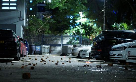 香港尖沙咀警署内一度满地都是暴徒投掷的砖块。来源：港媒