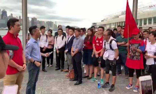 一些爱国爱港人士自发组成了“护旗队”,于8月6日早7点聚集在码头,守护国旗。视频截图