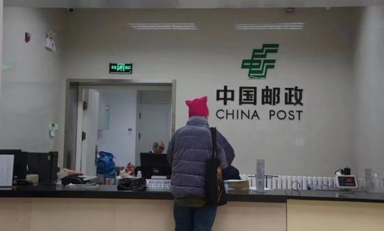 徐枣枣到邮局给人大代表寄信