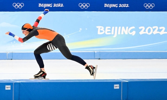 2月5日，冠军荷兰选手伊雷妮·斯豪滕在速度滑冰女子3000米决赛中。新华社记者 王菲 摄