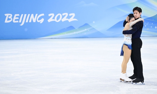 图为中国选手隋文静（左）/韩聪在北京2022年冬奥会花样滑冰双人滑自由滑比赛中（2022年2月19日摄）。新华社记者 熊琦 摄