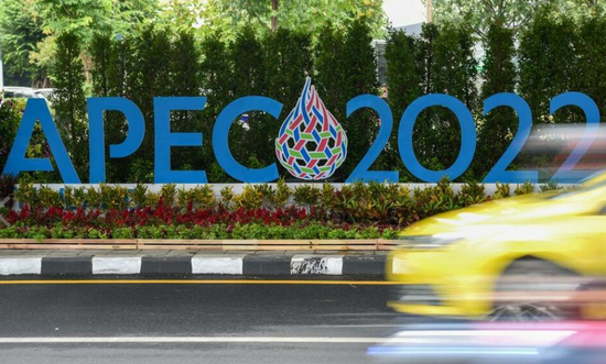 △泰国首都曼谷街头2022年APEC会议标识