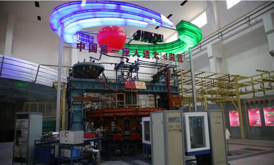 中国第一座“人造太阳”装置,环流器一号(HL-1)。