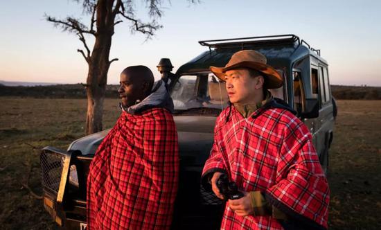  2018年7月7日，在肯尼亚马赛马拉大草原奥肯耶保护区，星巴（右）和当地巡逻员观察情况。新华社记者吕帅摄