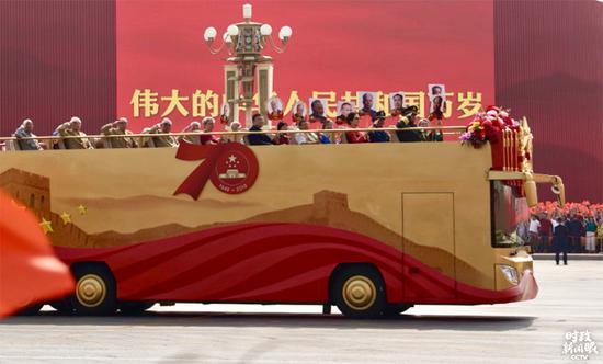 △第一辆礼宾车上，是6位新中国缔造者的亲属代表、3位老一辈科学家的家属代表和9位老红军老八路军老解放军。