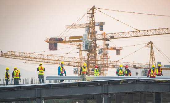 2月4日，来自中建三局的建设工人在武汉雷神山医院建设工地施工。新华社记者 肖艺九 摄