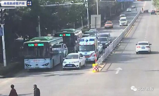 救护车鸣笛12次未让行，她竟这样解释