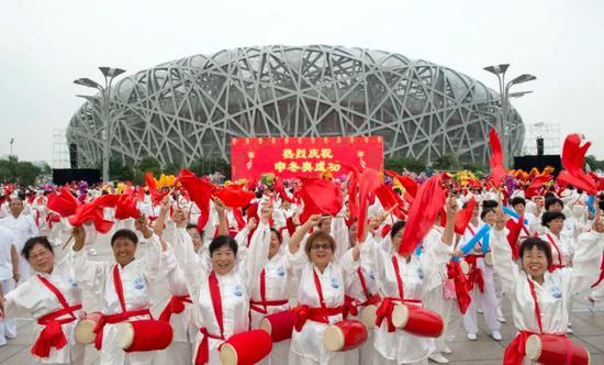 ↑2015年7月31日，市民在北京国家体育场“鸟巢”前庆祝北京携手张家口获得2022年冬奥会举办权。新华社记者谢环驰摄