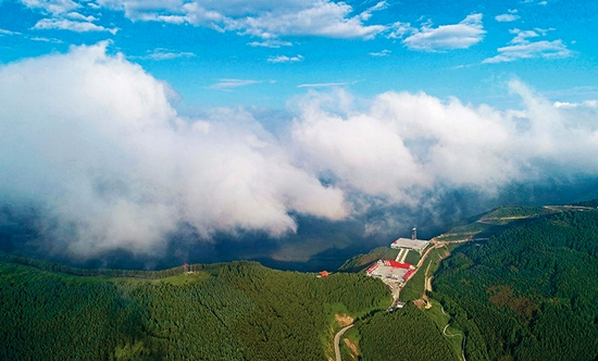  位于宁夏固原市隆德县境内的六盘山红军长征纪念亭（2018年8月29日摄）   王鹏摄/本刊