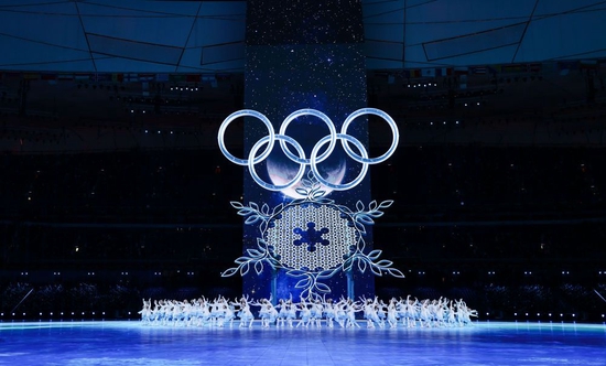 这是2022年2月4日晚在北京国家体育场举行的第二十四届冬季奥林匹克运动会开幕式上的“构建一朵雪花”环节。新华社记者 曹灿 摄