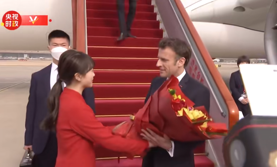法国总统马克龙抵达北京，巩俐夫妇同机随行