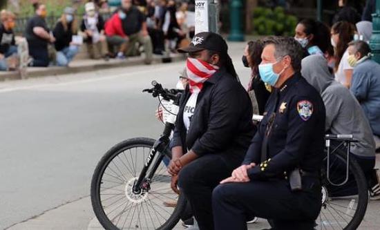 加利福尼亚州警察单膝下跪（图源：加利福尼亚州圣克鲁斯警局官方推特）