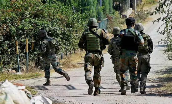 印巴争议地区爆发激烈交火 两名武装人员猛击印军
