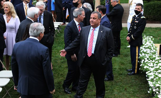 克里斯蒂在白宫玫瑰园参加活动。（图源：Getty）
