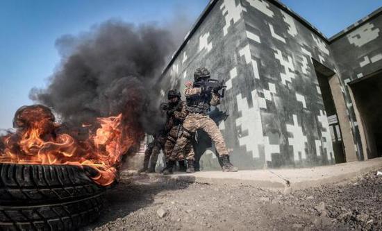  1月4日，武警新疆总队吐鲁番支队组织特战队员开展房屋反劫持训练。新华社发（王小杰 摄）
